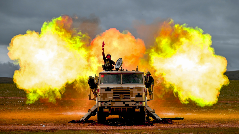 Vehicle-mounted howitzer spits fire on plateau